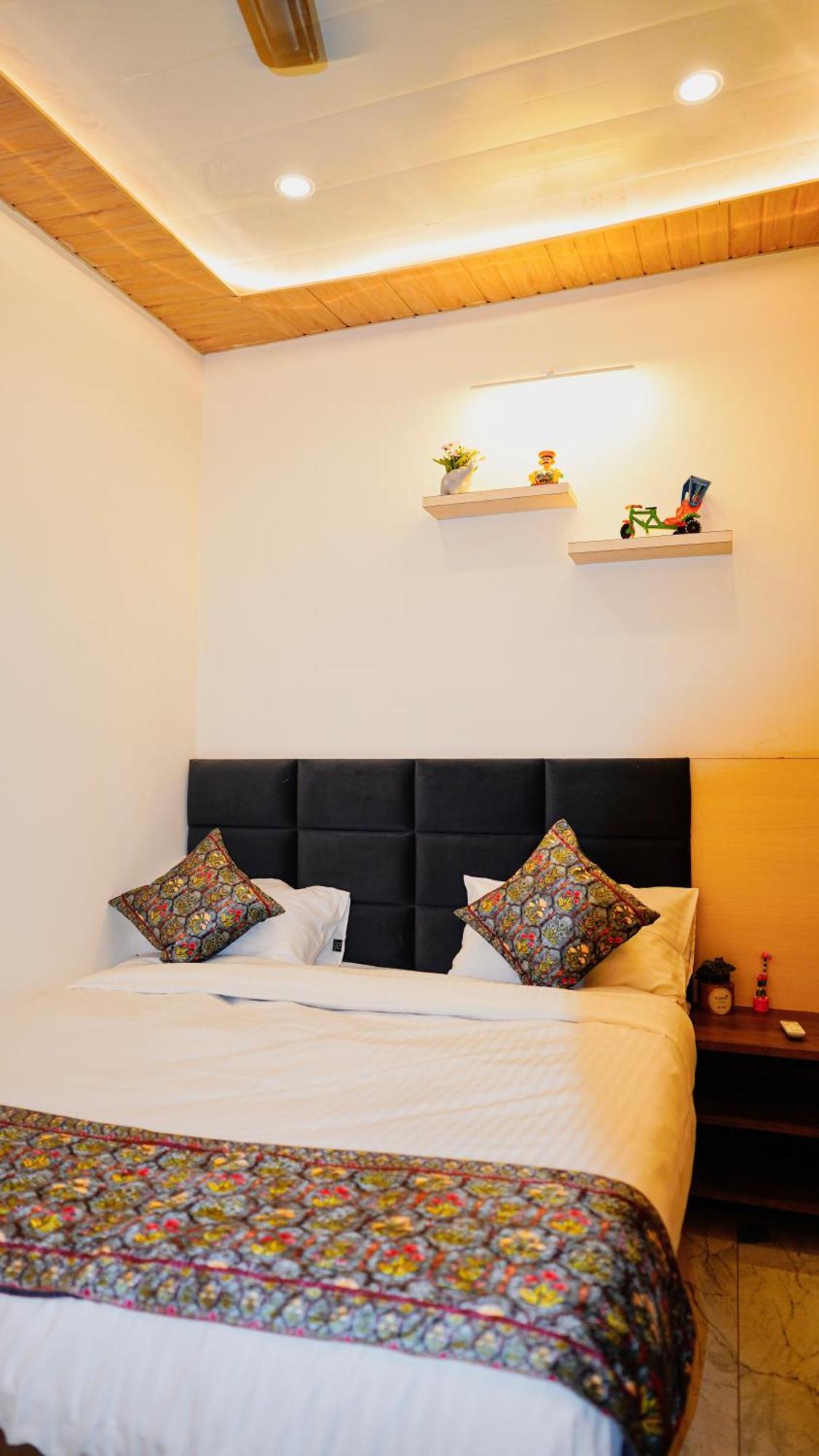 River Town Guest house *